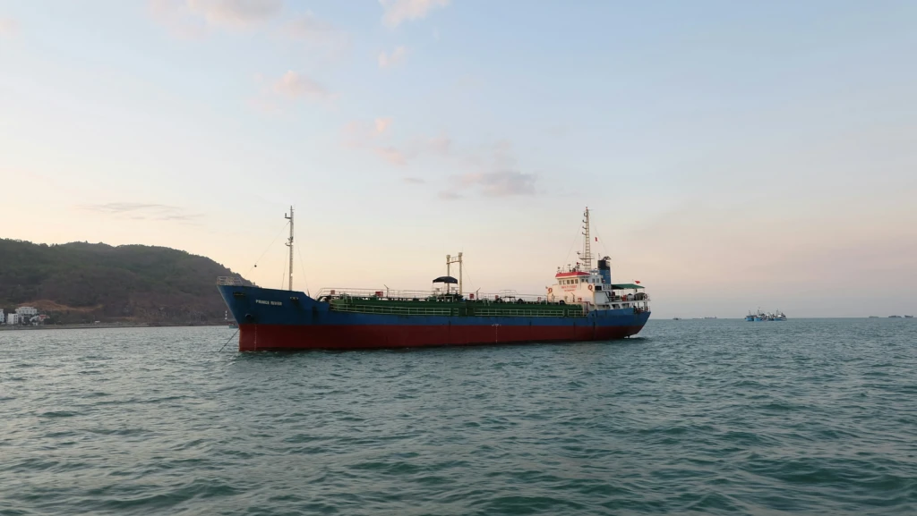 Tàu hàng neo ngoài khơi lúc chiều muộn