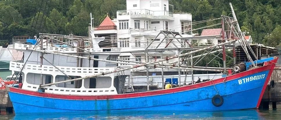 Tàu cá vỏ composite BTh-94111-TS
